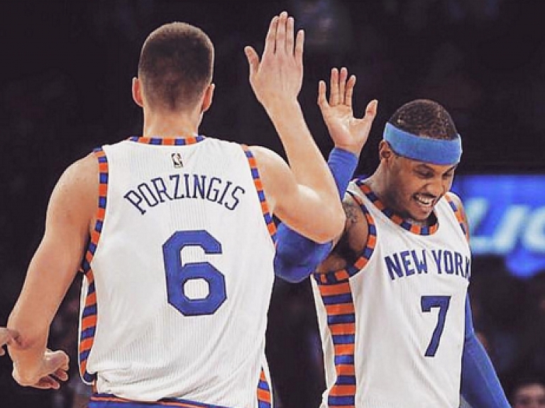 Porziņģis ar desmit punktiem palīdz "Knicks" izcīnīt ceturto uzvaru pēc kārtas

