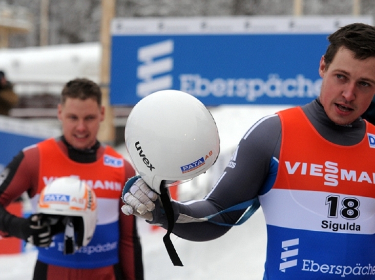 Abas Latvijas kamaniņu divnieku ekipāžas uzreiz aiz goda pjedestāla PK posma sprinta sacensībās

