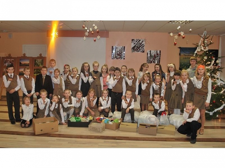 Ziemassvētki – labdarības laiks arī Naujenes pamatskolā

