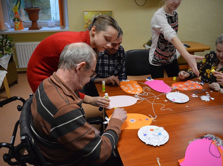 Krāslavas pamatskolas skolnieces apmeklē vecos ļaudis

