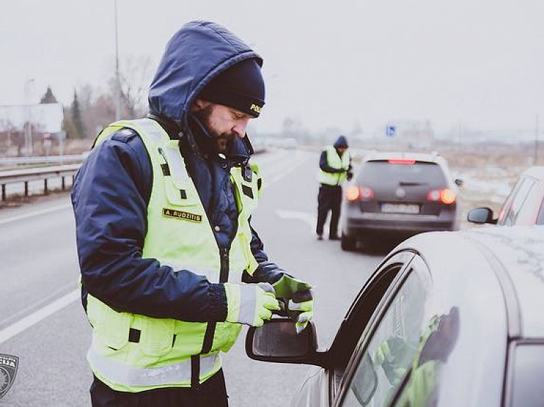 Svētku laika ceļu policija pastiprināti uzraudzīs ceļu satiksmes drošību 