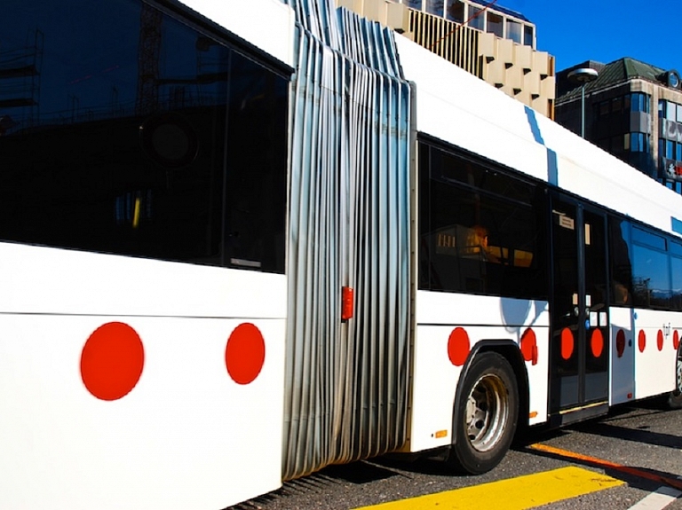 Talsu pilsētā kursē autobuss "9 pakalnu maršruts"

