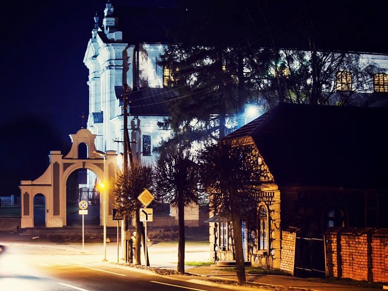 Aicina apmeklēt Dievkalpojumus

