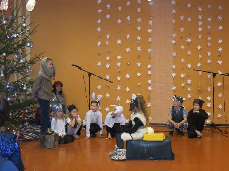 Stacijas pamatskolā svin Ziemassvētkus