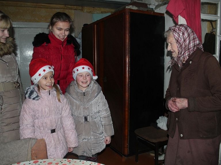 Maļinovā iepriecina vientuļos pensionārus

