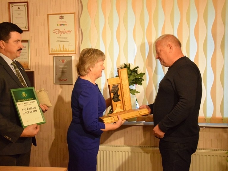 Valērijam Ančevskim pasniegta Latvijas agronomu biedrības balva

