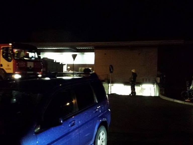 Svētku priekšvakarā "Maxima" pazemes stāvlaukumā Valmierā aizdegas automašīna