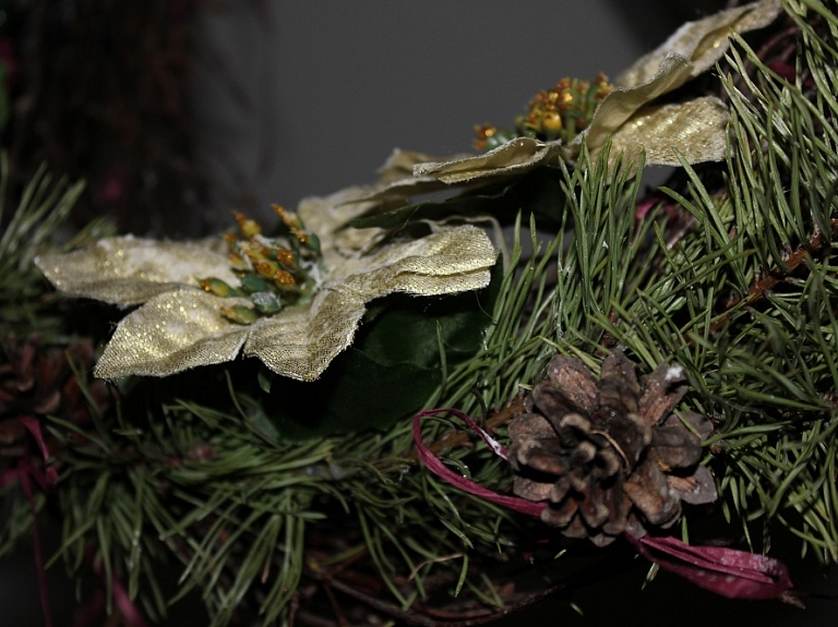 Nepieskatīts adventes vainags izraisa ugunsgrēku birojā Skrundā

