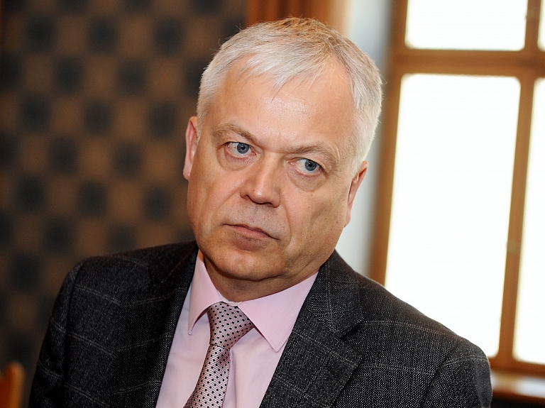 Sesks: Ziemassvētku vecītim prasīsim saprātīgus valstsvīrus Latvijā un mieru pasaulē

