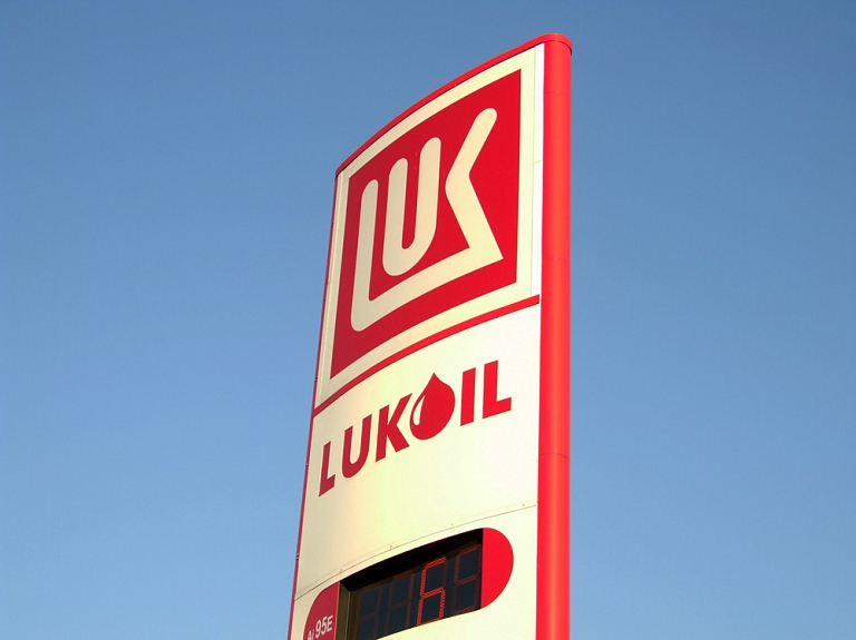 "Lukoil" pārdos aktīvus Latvijā un Lietuvā "Krievijai naidīgo noskaņojumu dēļ"