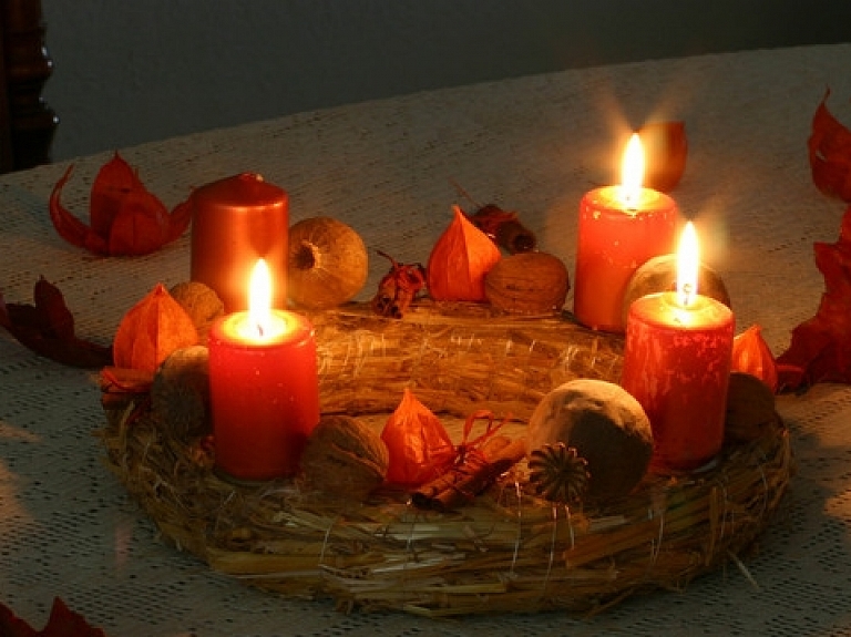 Dzīvoklī Rīgā aizdegas Adventes vainags