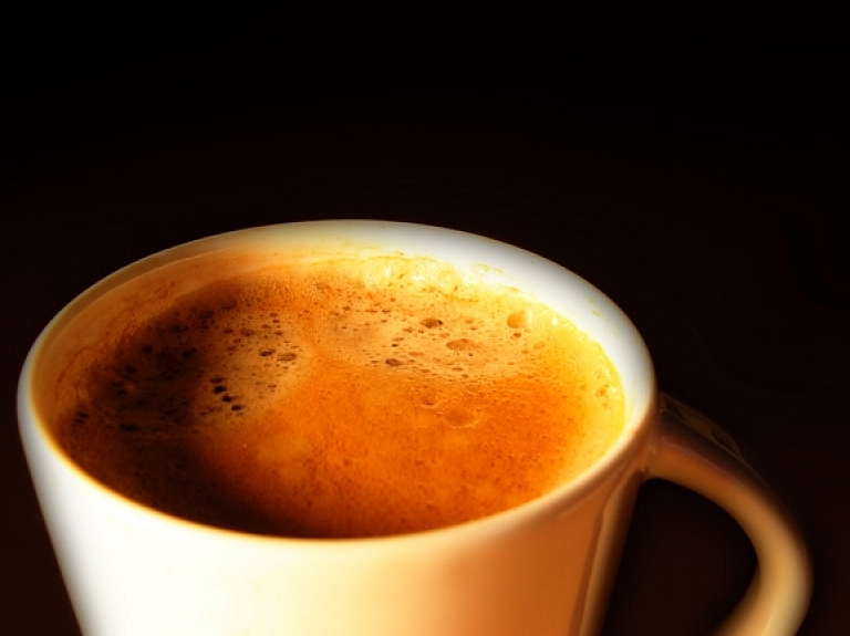 Pierīgā mazs zēns uzrauj sev virsū karstu kafiju un applaucējas