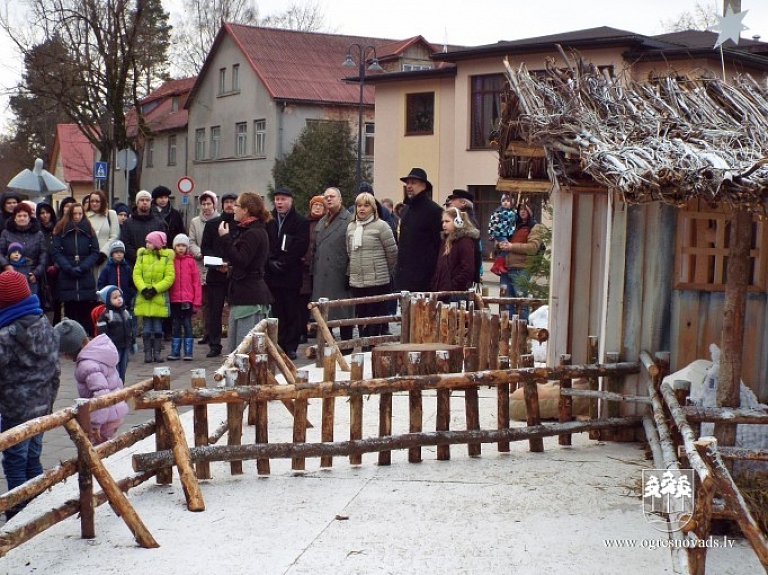 Ogrē Ziemassvētki atklāti ar svētbrīdi pie Jēzus Kristus dzimšanas ainas