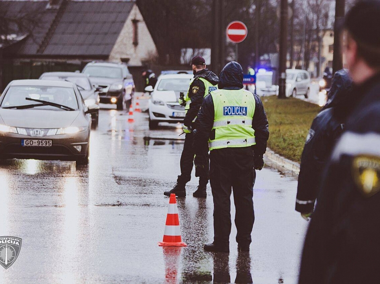 Policija reidus uz autoceļiem turpinās rīkot līdz 3.janvārim

