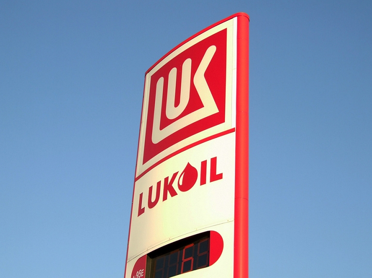 Degvielas tirgotāji: "Lukoil" pārdošana varētu būt tikai izkārtņu maiņa

