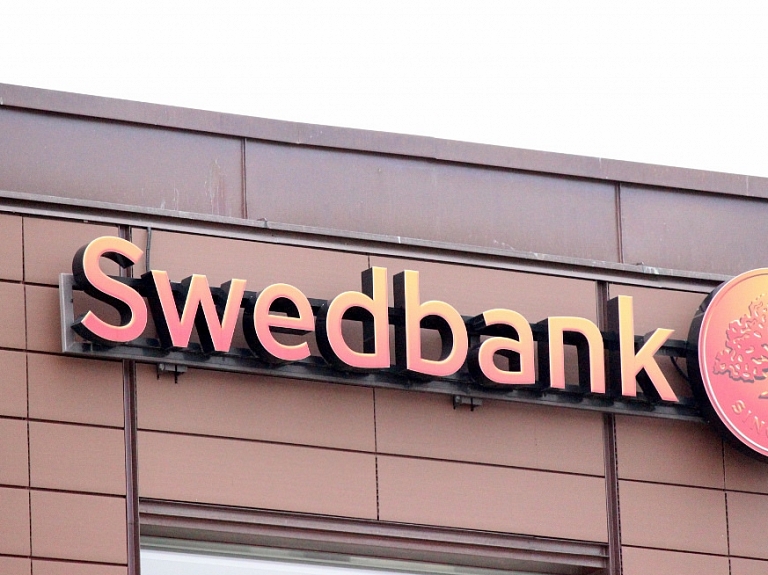 "Swedbank" "atņem" lielāko daļu no divus gadus veca bērna iekrātās naudas