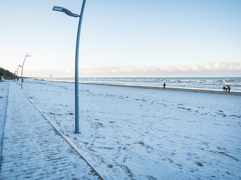 Dzintaru pludmalē ierīkots apgaismots pastaigu celiņš

