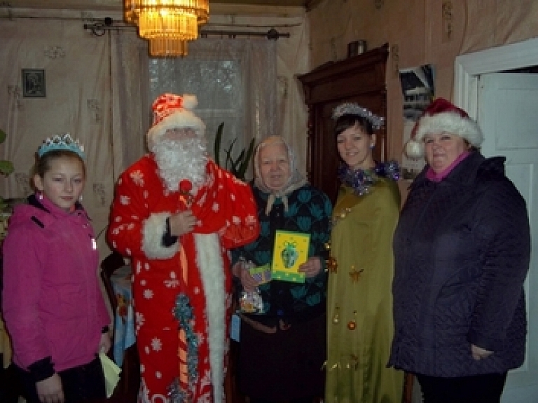 Apmeklē vientuļos Konstantinovas iedzīvotājus

