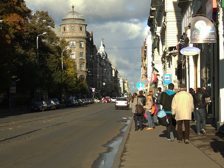 Remontdarbu dēļ uz mēnesi slēgs satiksmi Barona ielas posmā Rīgā

