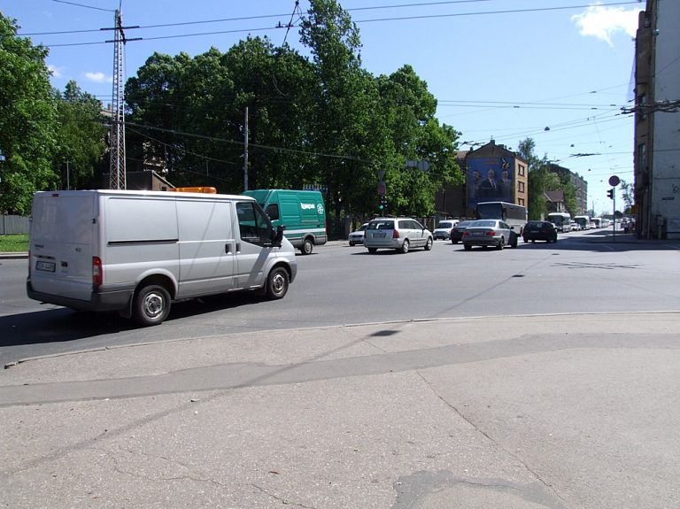 Būvniecības darbu dēļ Rīgā uz trim mēnešiem ierobežos satiksmi Lāčplēša ielas posmā

