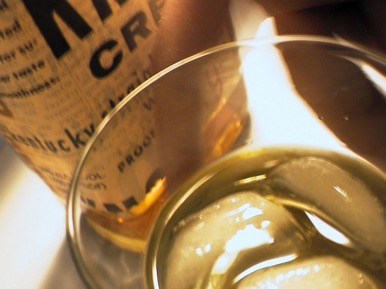 Rīgā regulēs alkohola tirdzniecību tā dēvētajos veikalos-kafejnīcās

