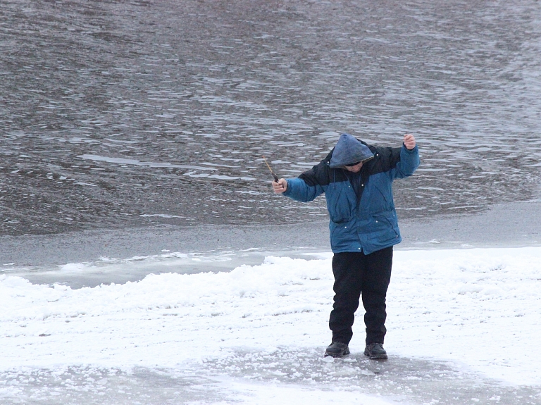 Makšķernieki izvelk Vējupes ledū ielūzušu zēnu

