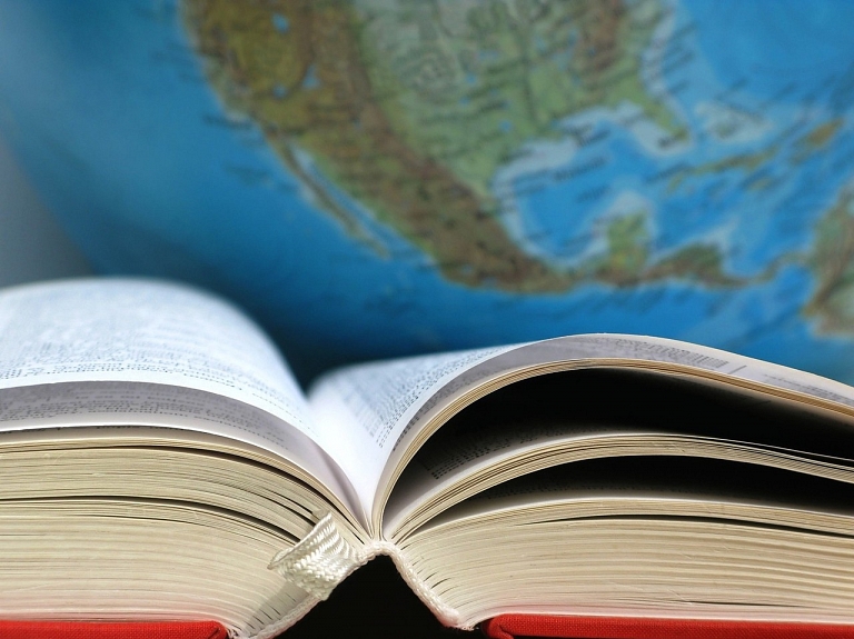 Divi Dobeles Valsts ģimnāzijas pedagogi dosies uz Angliju padziļinātai angļu valodas apguvei

