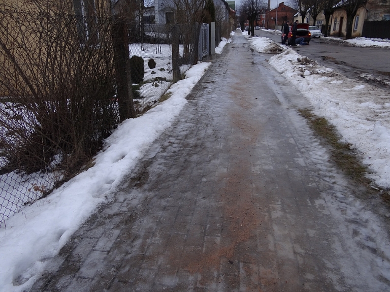 Vairāki cilvēki guvuši roku un galvas traumas, krītot uz slidenām ietvēm

