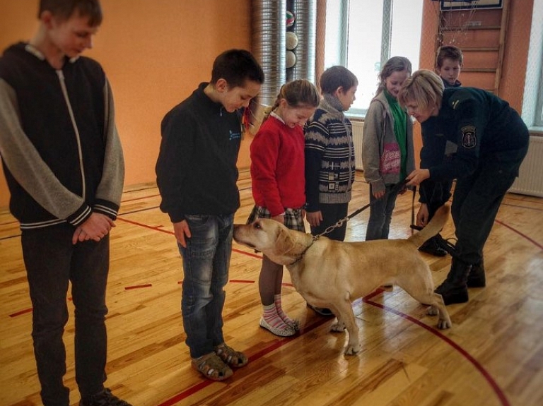 Biķernieku pamatskolā viesojās robežsargi un kinologi

