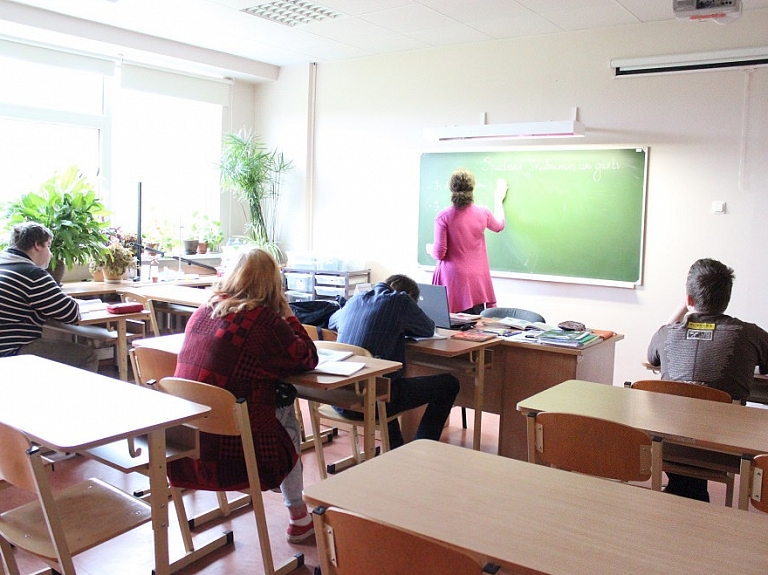 IZM: Jaunā pedagogu algu modeļa virzībai vajadzīgs politisks lēmums

