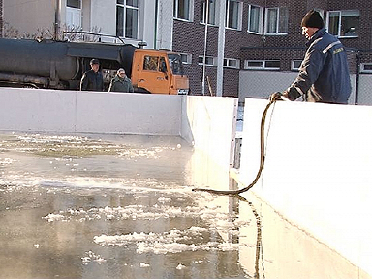 Daugavpilī sāk ieliet āra slidotavas centrā un Cietoksnī

