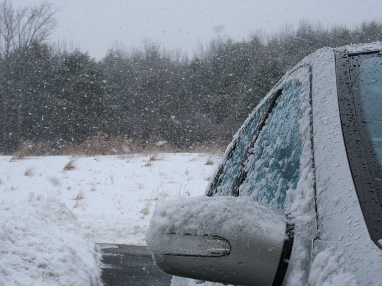 Jēkabpils novadā autovadītājs, braucot pāri Daugavai, ielūst ledū