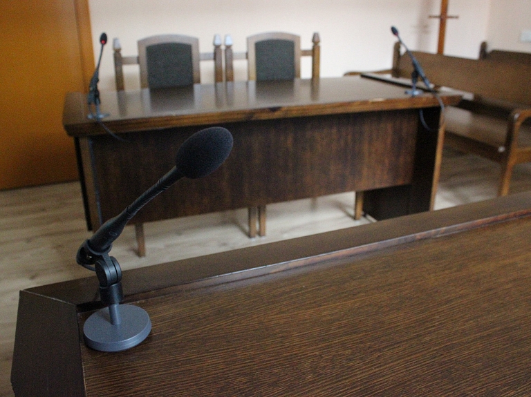 Turpinās iztiesāt krāpšanā apsūdzētā Dzenīša krimināllietu

