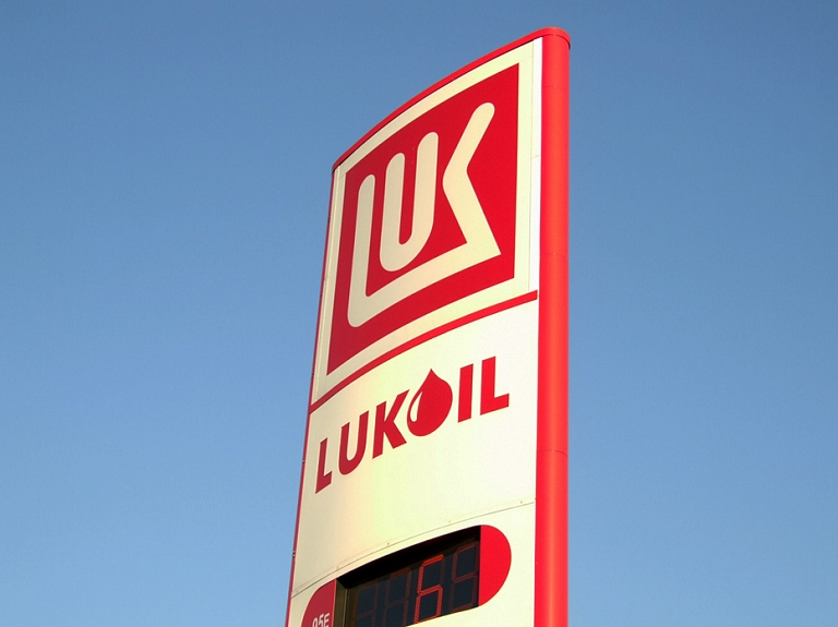 Asociācija: "Lukoil" aktīvu pārdošana Latvijā konkurenci nemazinās; pasaules līmeņa spēlētāji neienāks

