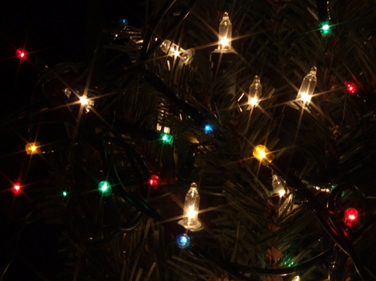 Jūrmalā, kādā dzīvoklī, aizdegas eglīte

