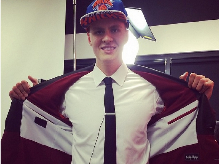 Porziņģa 12 punkti palīdz "Knicks" pārsniegt pagājušās sezonas uzvaru skaitu

