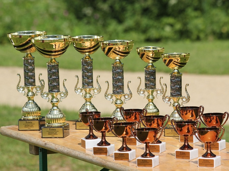 Labākajiem Kuldīgas novada sportistiem piešķir naudas balvas

