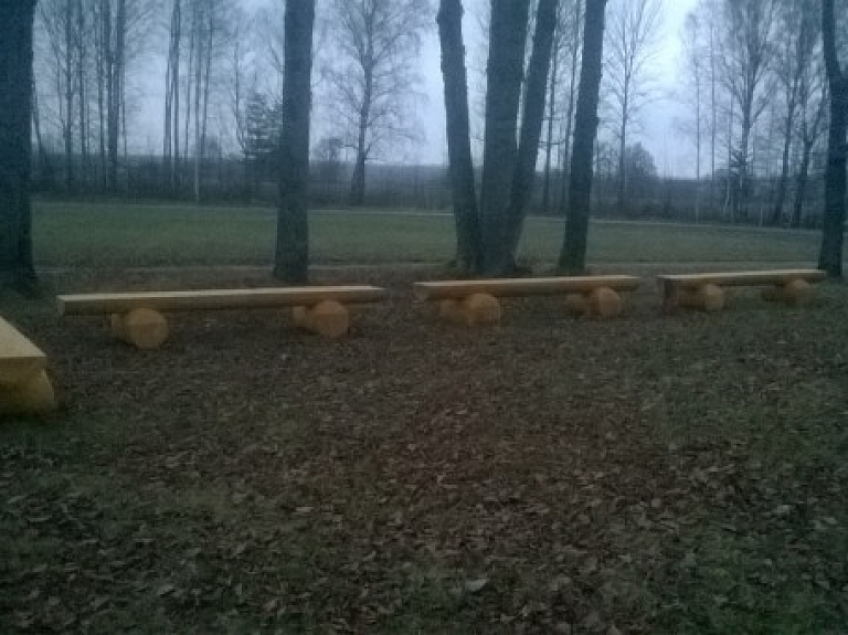 Krustpils novada Medņos uzstādīti āra koka soliņi

