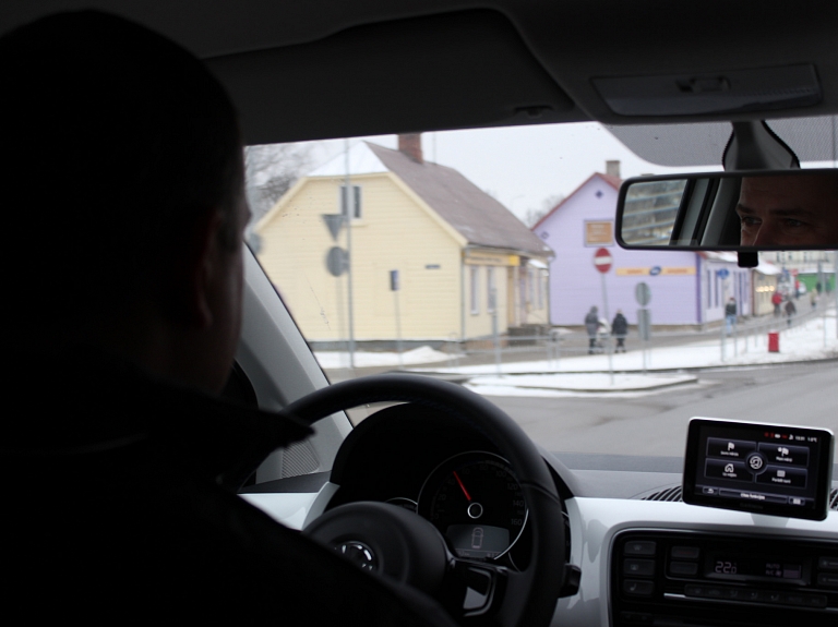 Kuldīgā aptur automašīnu ar sprādzienbīstamiem priekšmetiem; norobežo teritoriju

