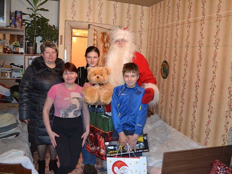 Vecsalienā izdalīja "Laimas" labdarības akcijas dāvanas

