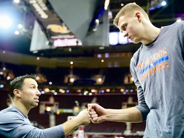 Porziņģis iemet 28 punktus; "Knicks" dramatiski piekāpjas NBA vicelīderei "Spurs"

