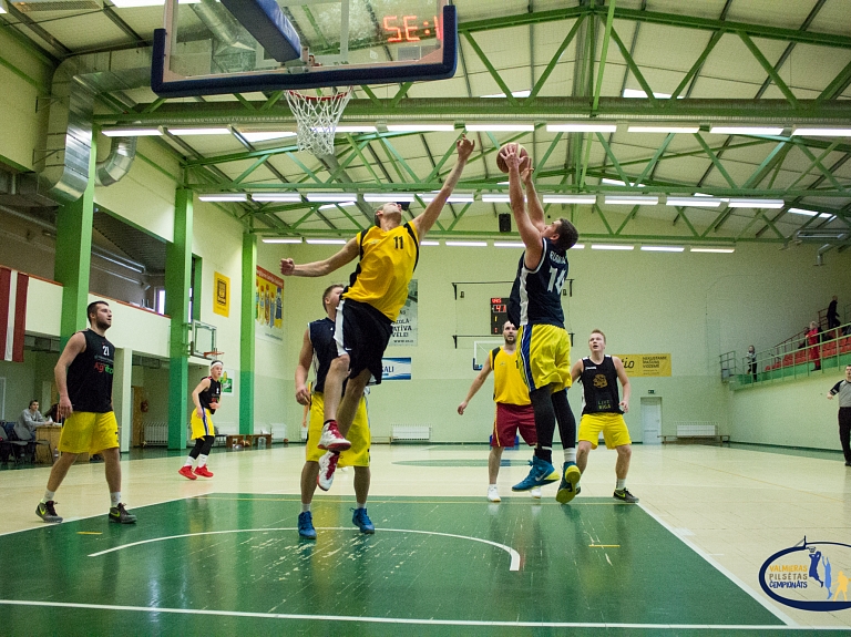 Nogalē aizvadītas septiņas Valmieras Pilsētas basketbola čempionāta spēles

