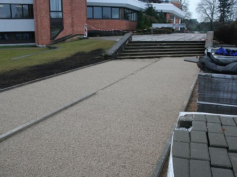 Pēc 30 gadiem atjaunoti lietus ūdens kanalizācijas tīkli Ādažu vidusskolas teritorijā

