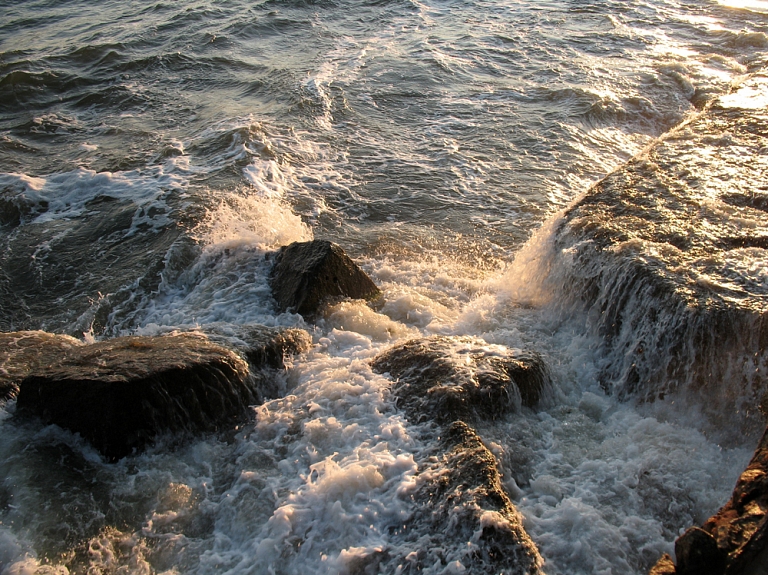 Jūra pērn "nograuzusi" aptuveni piecus hektārus; Jāsargā Liepājas attīrīšanas iekārtas

