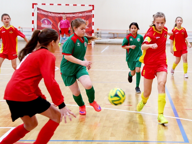 Olainē atklāts Latvijas meiteņu telpu futbola čempionāts

