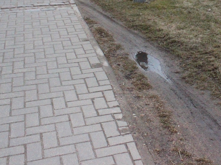 Ādažu vidusskolas teritorijā atjaunoti lietus ūdens kanalizācijas tīkli un gājēju ietve