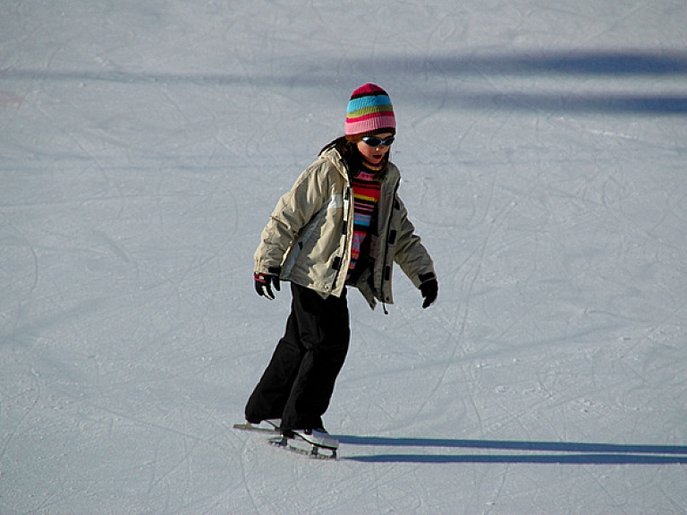 Iedzīvotāji Garkalnē izbūvējuši slidotavu

