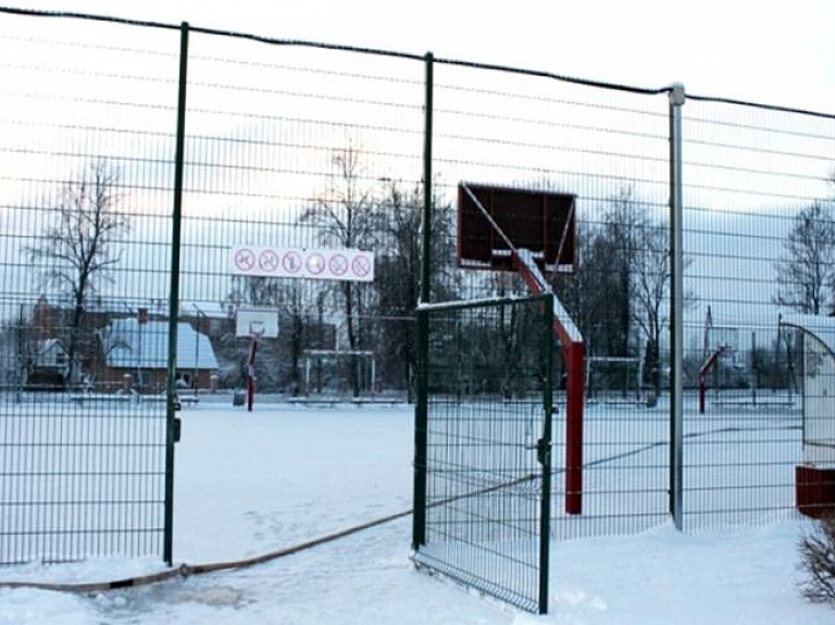 Aucē ziemas priekus var baudīt āra slidotavā