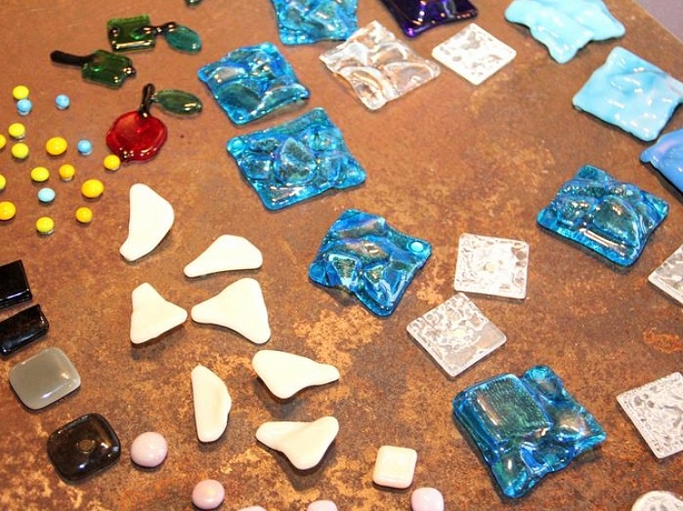 "Ozolaine" atklāj pirmo izstādi ciklā "Latvijas matērija"