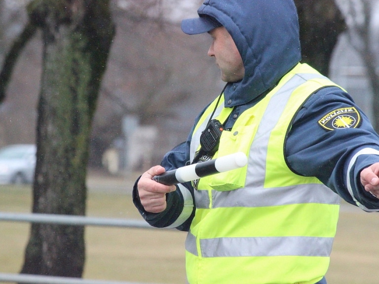 Pēdējo gadu laikā būtiski samazinājies to iedzīvotāju skaits, kuri kukuli piedāvājuši ceļu policistiem

